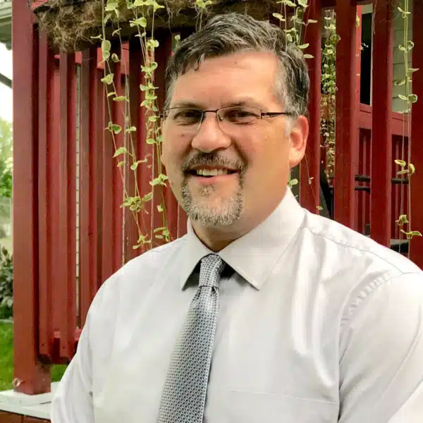 headshot of tom quackenbush
